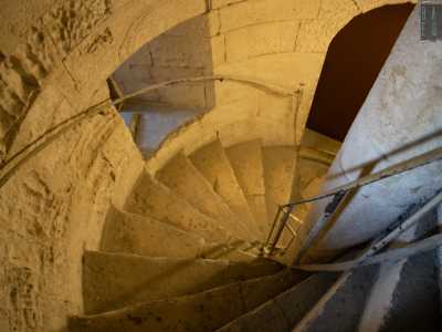 A interrompere la claustrofobica ma intrigante �arrampicata� c�� solo una finestrella...